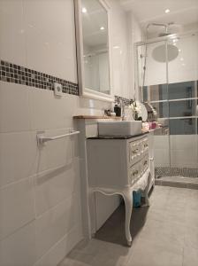 Ένα μπάνιο στο Chambre privée chez Ourdia