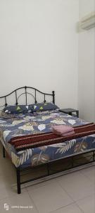 スガマッにあるRWA Segamat homestayのカラフルな毛布付きのベッド1台
