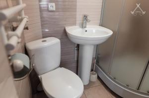 A bathroom at Топірець