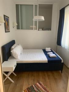 een slaapkamer met een bed met twee handdoeken erop bij Sweet dreams Parking by request in Sofia