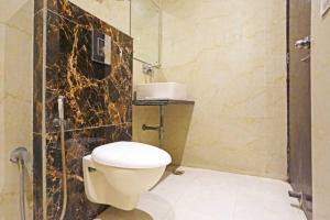 ein Bad mit einem WC und einer Dusche in der Unterkunft Iconic Stay Delhi Airport in Neu-Delhi