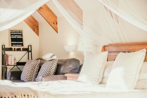a bedroom with a bed and a couch at Silky Oaks Couples Retreat in Riebeek-Kasteel