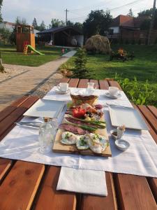 una mesa con comida encima de una mesa de madera en Pensiunea transilvania, en Covasna