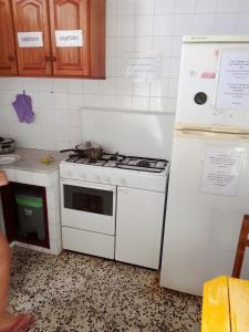 uma cozinha com um fogão branco e um frigorífico em Casa Escuela em Valle Gran Rey