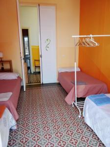 Zimmer mit 2 Betten und einer Tür mit einer Tür in der Unterkunft Casa Escuela in Valle Gran Rey