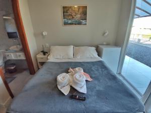 um quarto com uma cama com duas toalhas em Pousada Solari em São Francisco do Sul