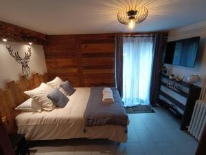 une chambre avec un lit et une grande fenêtre dans l'établissement Petite appart charmante!, à Montriond