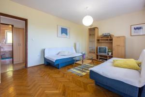 Habitación con 2 camas y TV. en Vila Bohemia, en Dramalj