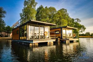 Domki na wodzie - Houseboats Zalesie with sauna : منزل على رصيف على هيئة ماء