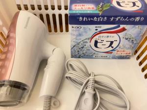 una frusta bianca elettrica accanto a un pacchetto di alimenti di 浜町小院别馆 a Takamatsu
