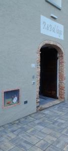 een gebouw met een deur met een schilderij van een hond erin bij R&B al lago in Domaso