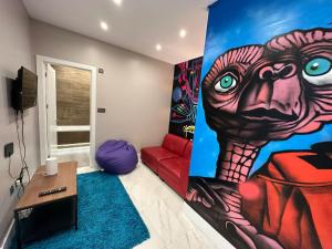 ロンドンにあるThemed Stunning 1-Bed Apartment in Londonの大きな絵画が飾られたリビングルーム