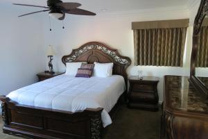 sypialnia z łóżkiem i wentylatorem sufitowym w obiekcie Sunset Motel w mieście Santa Barbara