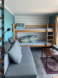 um quarto com 2 beliches e um sofá em Guest house at Baltic Sea Oskarshamn em Oskarshamn