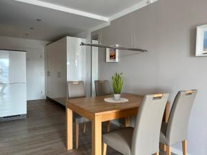 a dining room with a wooden table and chairs at Steiner Strandappartements Appartement 307 Süd- Landseite in Stein