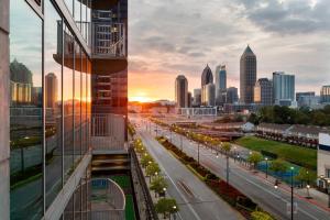 - une vue sur les toits de la ville au coucher du soleil dans l'établissement Twelve Midtown, Marriott Autograph Collection, à Atlanta