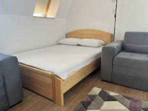 Uma cama ou camas num quarto em Sova apartman