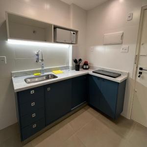 una cucina con lavandino e piano di lavoro di Apartamento Nictheroy a Niterói