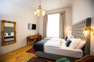 ein Hotelzimmer mit einem Bett und einem Spiegel in der Unterkunft Boutique Hotel Nossek in Wien