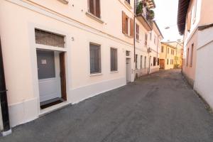 una calle vacía en un callejón entre dos edificios en San Benedetto Rooms, en Crema