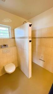 ein Bad mit einem WC und einer Dusche in der Unterkunft Villa Sea Forever @ Pelican Key - Paradise Awaits! in Simpson Bay