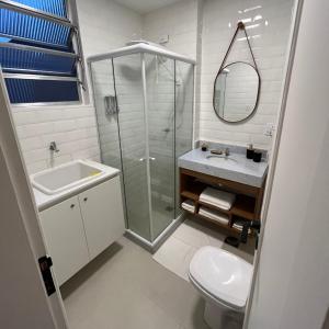 bagno con doccia, lavandino e servizi igienici di Apartamento Nictheroy a Niterói