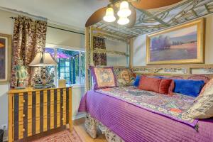 1 dormitorio con 1 cama con dosel en Bohemian Wonderland Benicia Bungalow with Pergola!, en Benicia