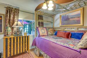 una camera con letto a baldacchino di Bohemian Wonderland Benicia Bungalow with Pergola! a Benicia