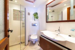 La salle de bains est pourvue d'un lavabo, de toilettes et d'un miroir. dans l'établissement Villa OZ, à Kalkan