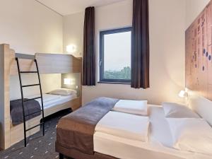 1 dormitorio con litera y escalera en B&B Hotel Köln-Troisdorf, en Troisdorf