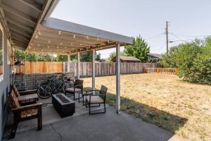 un pabellón con sillas, mesas y bicicletas en un patio en Immaculate, Cozy Home in Downtown Redmond, en Redmond