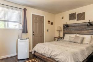 Un dormitorio con una cama grande y una ventana en Immaculate, Cozy Home in Downtown Redmond en Redmond