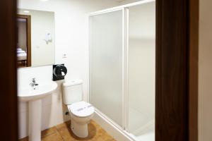 uma casa de banho com um WC, um lavatório e um chuveiro em AS HOTELES FUENTE LA HIGUERA direccion Valencia em Fuente la Higuera