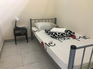Dormitorio pequeño con cama y mesa en Backpacker's Bed - Central Bus Terminal en Abu Dabi