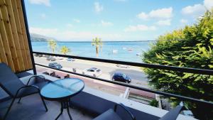 un balcone con vista sull'oceano di HOTEL ANDREAS a Ipsos