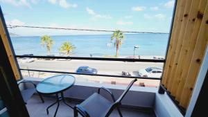 una camera con finestra affacciata sulla spiaggia di HOTEL ANDREAS a Ipsos