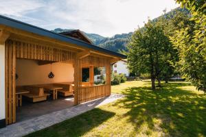 una casa en las montañas con patio en Ferienresidenz Raich, en Ried im Oberinntal