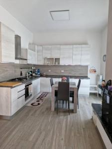 Η κουζίνα ή μικρή κουζίνα στο Susy's Home Appartamento in centro