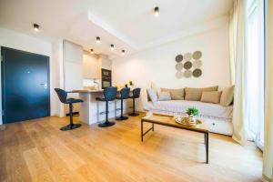 斯普利特SPU的客厅里有一张沙发、一张桌子和几把椅子。