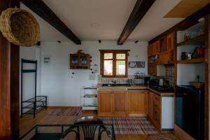 A kitchen or kitchenette at Great Escape Olympia