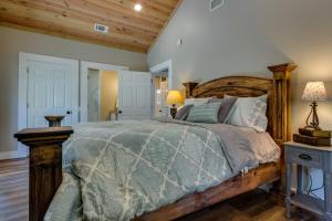 Postel nebo postele na pokoji v ubytování Escape to Nature Lakefront Jay Cottage with Views!
