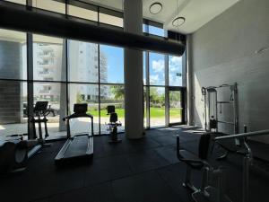 un gimnasio con una gran ventana y algunos equipos de ejercicio en דירת 5 חדרים בבניין הכי טוב בעיר עם נוף מרהיב לים, en Ashdod