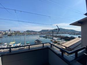 uitzicht op een jachthaven vanaf het balkon van een huis bij 浜町小院别馆 in Takamatsu