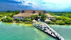 uma ilha com um resort na água em Hotel Isla Palma Reserva Natural em Isla Palma