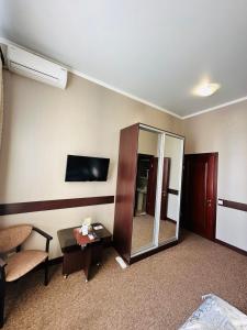 Televízia a/alebo spoločenská miestnosť v ubytovaní Classic Hotel