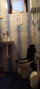 Phòng tắm tại A modest place +2 ảnh