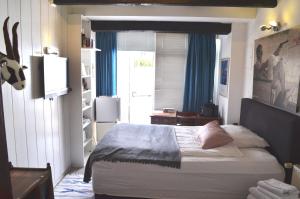 AV No.1 في دوسلدورف: غرفة نوم بسرير ونافذة ذات ستائر زرقاء