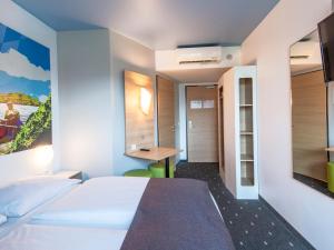 Tempat tidur dalam kamar di B&B Hotel Neu-Ulm