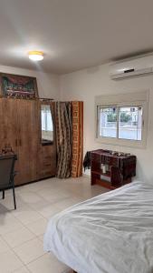 ein Schlafzimmer mit einem Bett und einem Schreibtisch. in der Unterkunft ELIAS Penthouse in Nazareth
