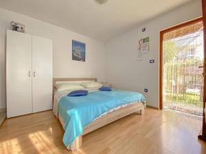 una camera da letto con un letto e una grande finestra di Gardenia Two a Novigrad Istria
